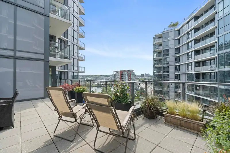 1251 38 SMITHE STREET - photo 1 of 33