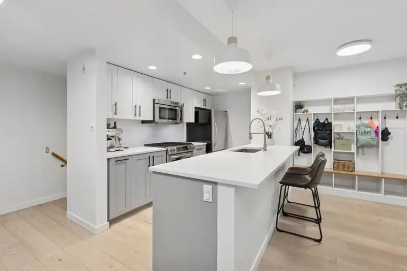 TH4 1288 CHESTERFIELD AVENUE - photo 4 of 33