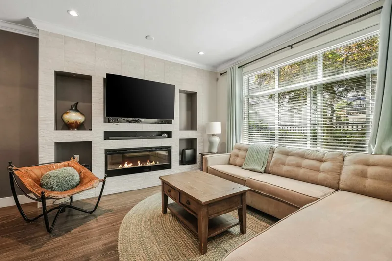 32 6588 195A STREET - photo 3 of 25