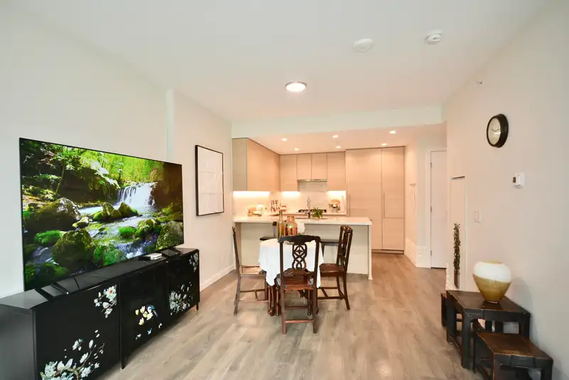 605 308 MORRISSEY ROAD - photo 3 of 31