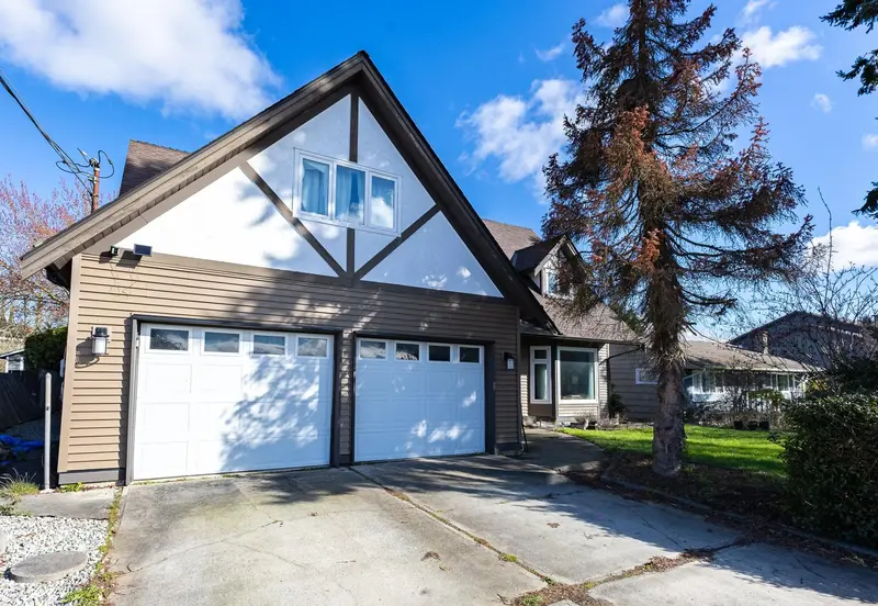 6341 43A AVENUE - photo 3 of 25