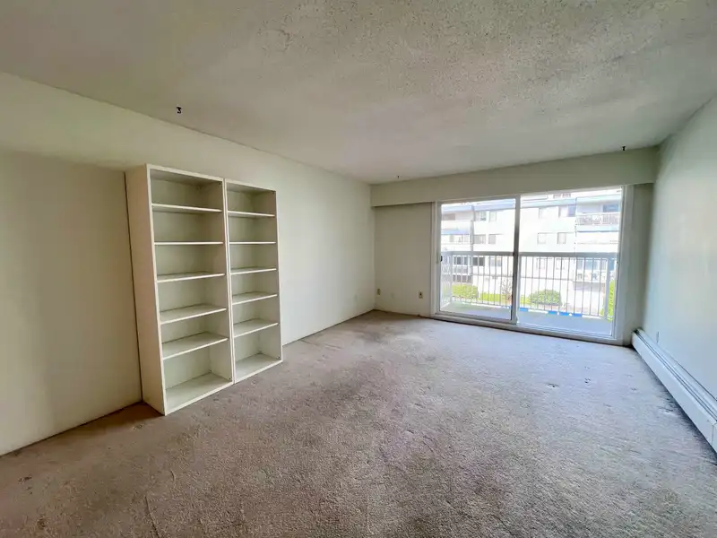 203 6420 BUSWELL STREET - photo 2 of 6