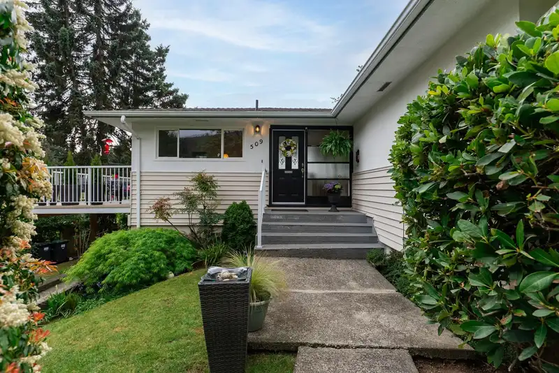 509 GRANADA CRESCENT - photo 2 of 40