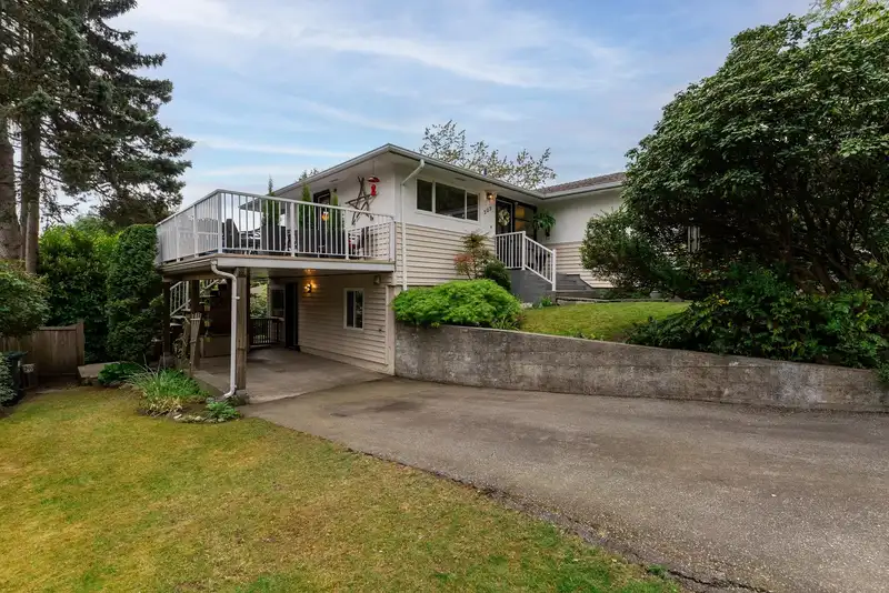 509 GRANADA CRESCENT - photo 3 of 40