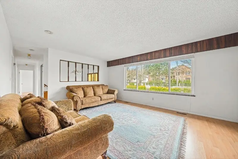 14058 72 AVENUE - photo 4 of 20