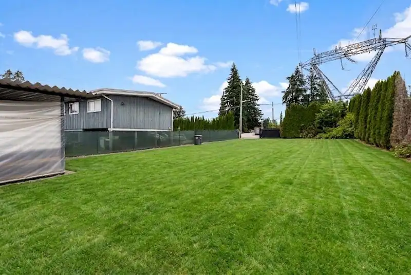 14042 110 AVENUE - photo 4 of 26
