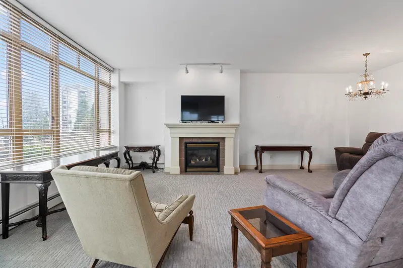 205 1896 MARINE DRIVE - photo 3 of 19