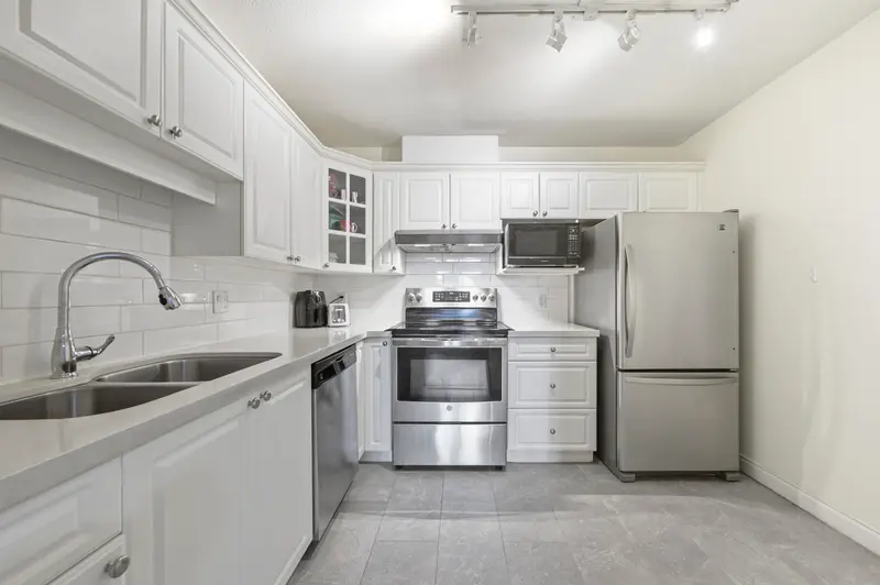 105 5735 HAMPTON PLACE - photo 2 of 21