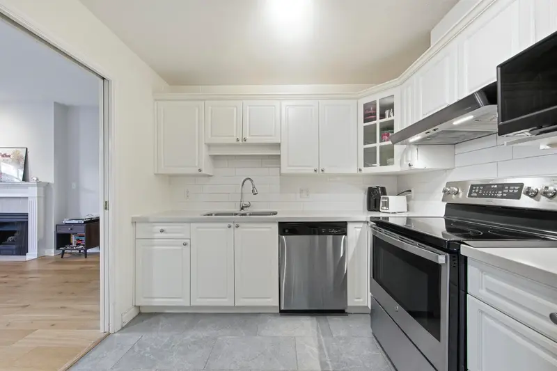 105 5735 HAMPTON PLACE - photo 3 of 21