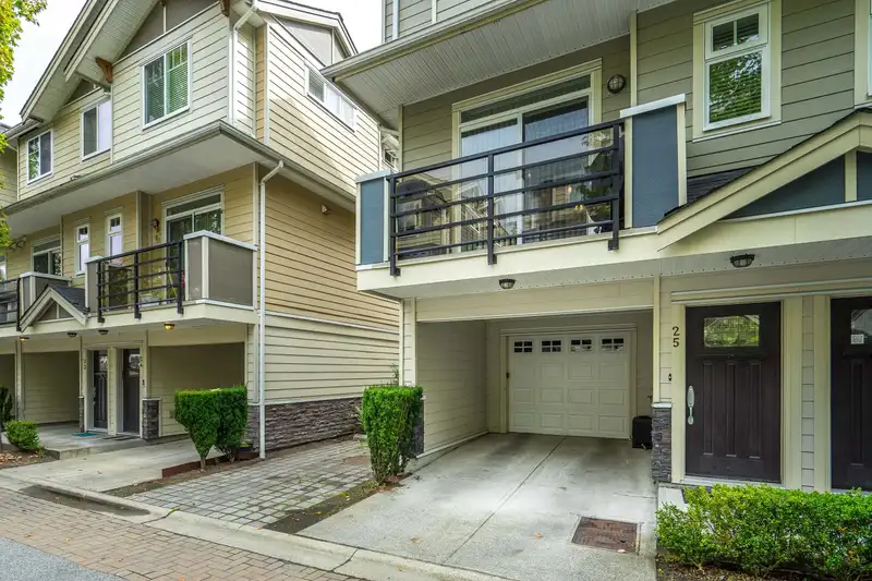 25 6383 140 STREET - photo 4 of 36