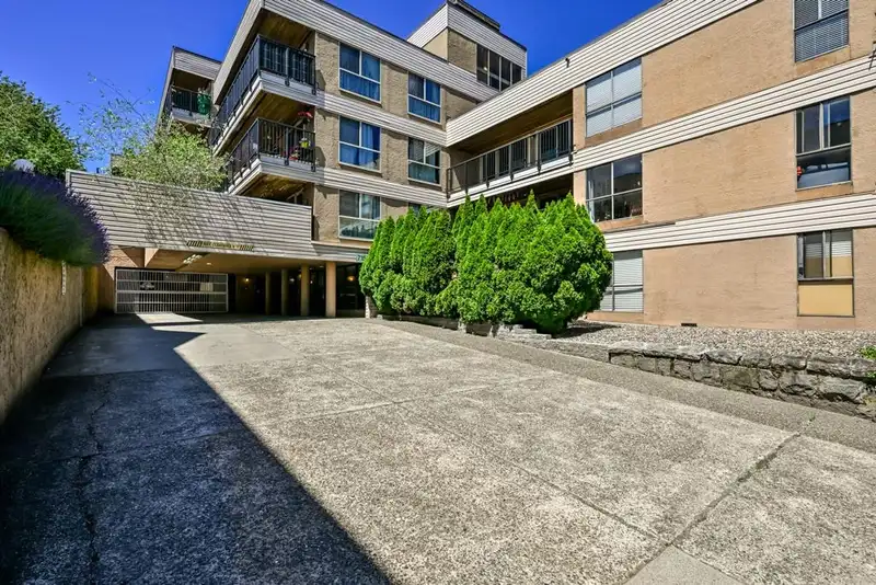 408 715 ROYAL AVENUE - photo 2 of 25