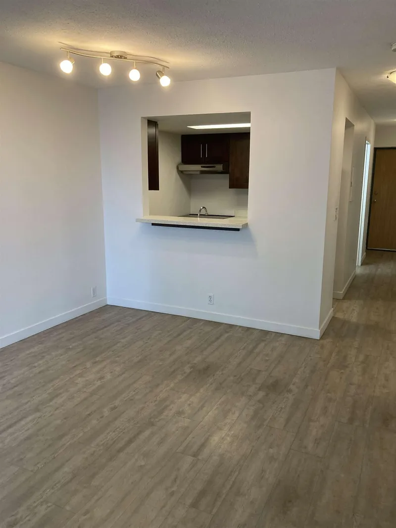 405 789 DRAKE STREET - photo 3 of 10