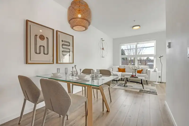 207 2239 KINGSWAY - photo 2 of 18