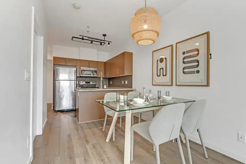 207 2239 KINGSWAY - photo 3 of 18