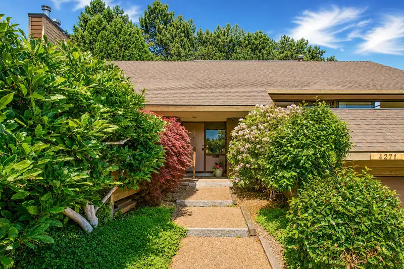 4271 STAULO CRESCENT - photo 2 of 40