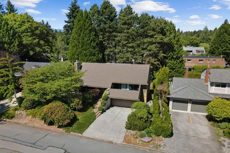 4271 STAULO CRESCENT - photo 3 of 40