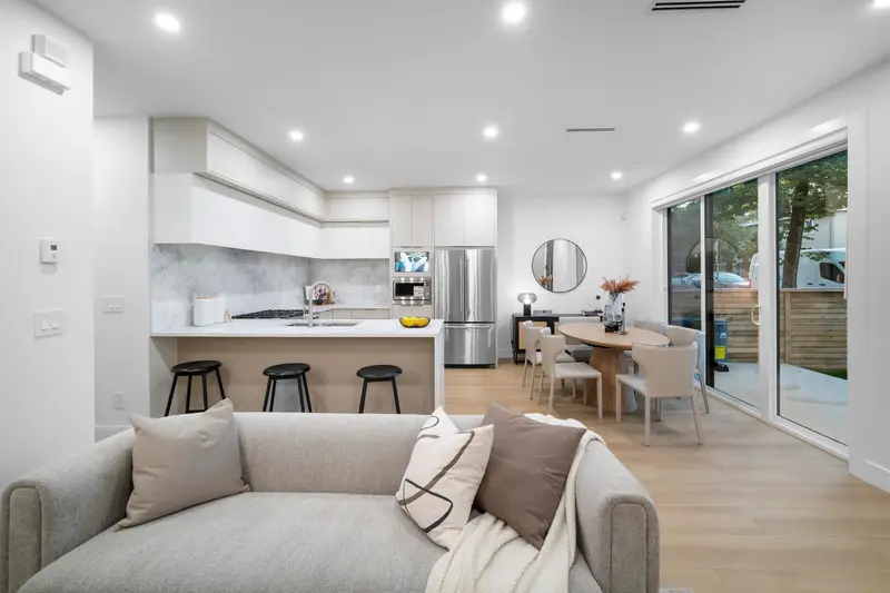 1 2386 E 45TH AVENUE - photo 3 of 25