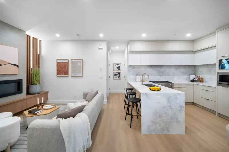 1 2386 E 45TH AVENUE - photo 4 of 25