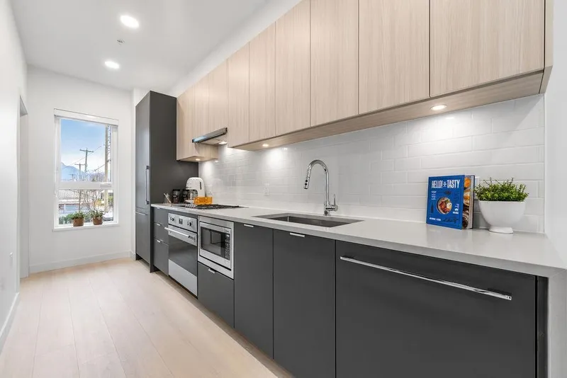 2425 GRANT STREET - photo 4 of 25