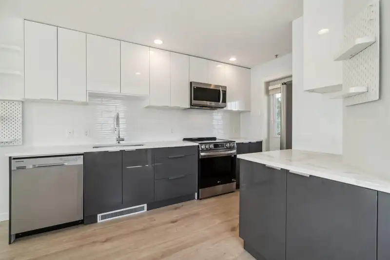 39 7370 STRIDE AVENUE - photo 4 of 38