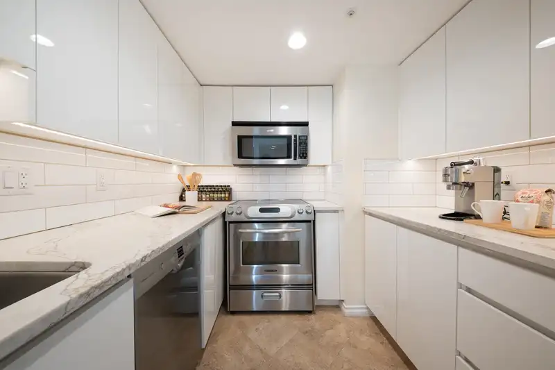 2204 183 KEEFER PLACE - photo 1 of 39