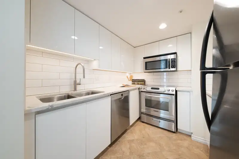 2204 183 KEEFER PLACE - photo 2 of 39