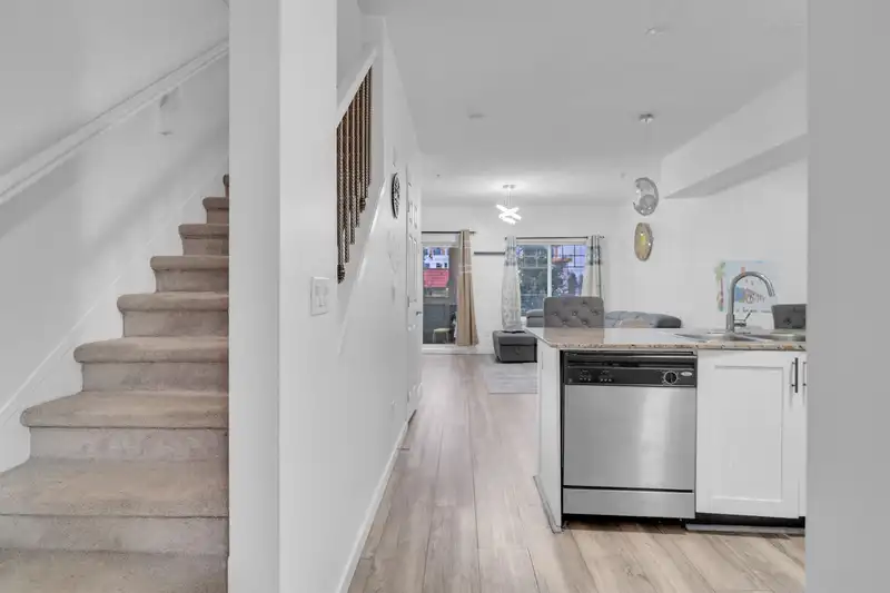 210 13958 108 AVENUE - photo 4 of 23