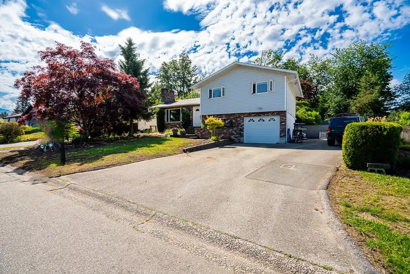 46070 ROY AVENUE - photo 2 of 40