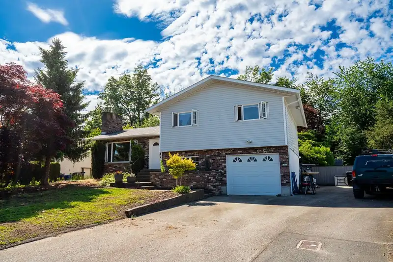 46070 ROY AVENUE - photo 4 of 40