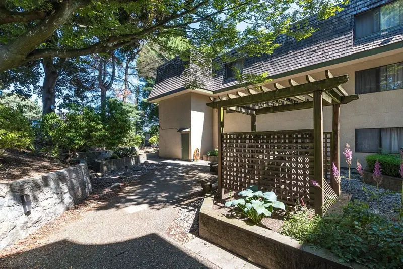 107 466 E EIGHTH AVENUE - photo 2 of 25