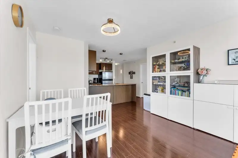 1508 9888 CAMERON STREET - photo 4 of 26