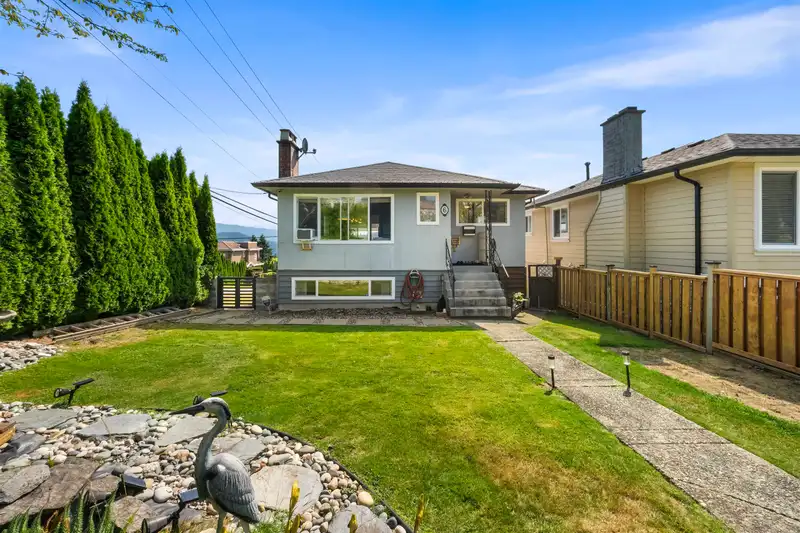 6 SEA AVENUE - photo 2 of 40