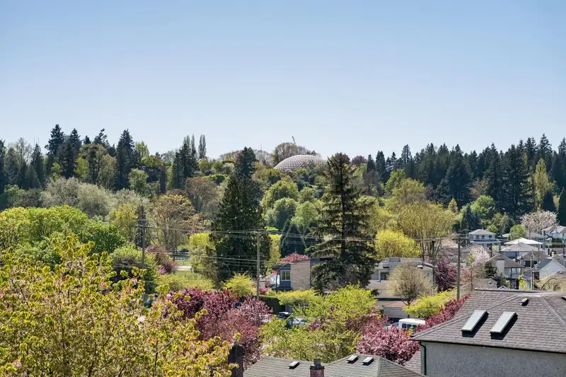 211 90 KING EDWARD AVENUE - photo 1 of 11