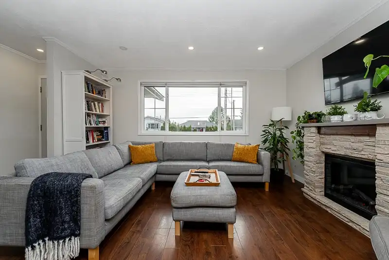 328 E 16TH STREET - photo 4 of 39