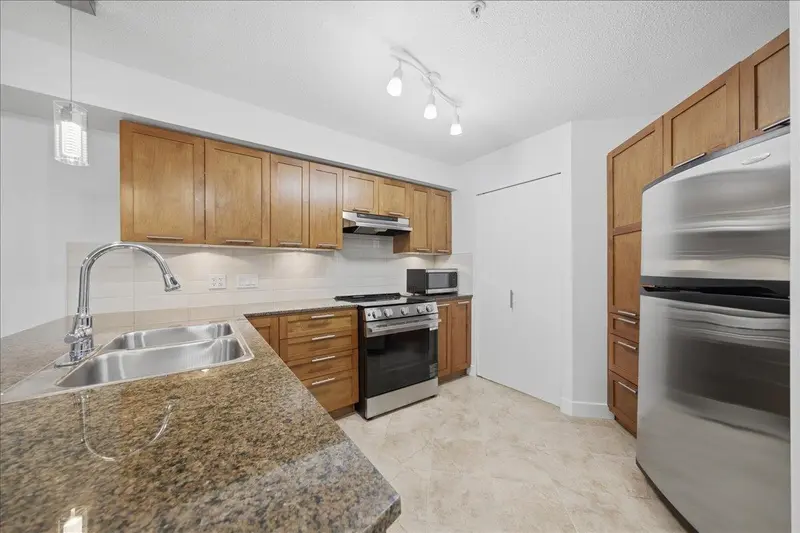 103 19673 MEADOW GARDENS WAY - photo 4 of 25