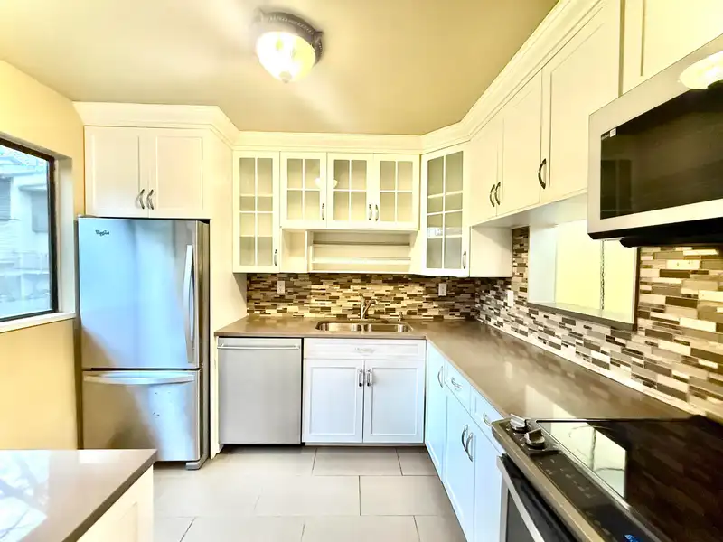 111 2915 NORMAN AVENUE - photo 1 of 38