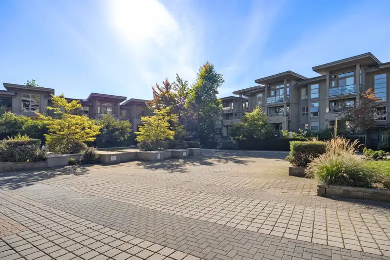 310 9339 UNIVERSITY CRESCENT - photo 4 of 40
