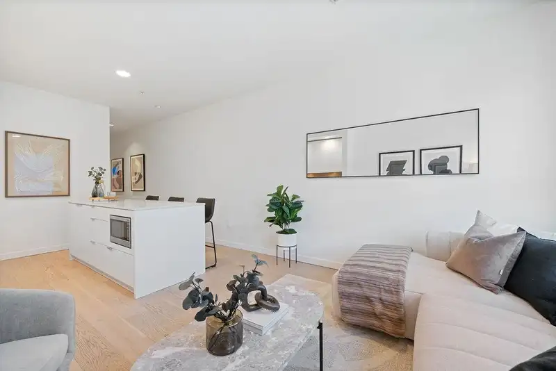 212 626 ALEXANDER STREET - photo 3 of 19