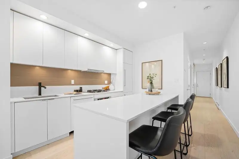 212 626 ALEXANDER STREET - photo 4 of 19