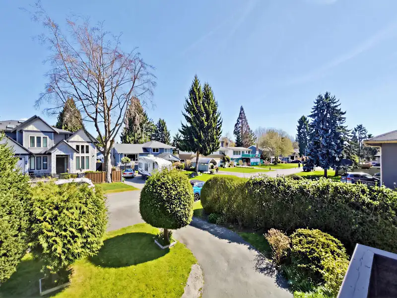 10111 AINSWORTH CRESCENT - photo 3 of 40