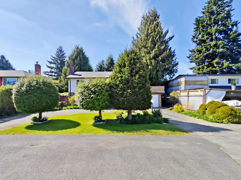 10111 AINSWORTH CRESCENT - photo 4 of 40