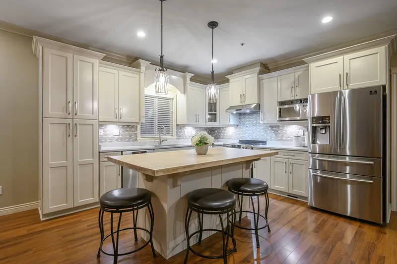 21514 DONOVAN AVENUE - photo 3 of 25