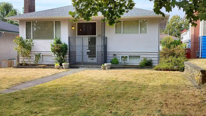 2553 E 20TH AVENUE - photo 1 of 31