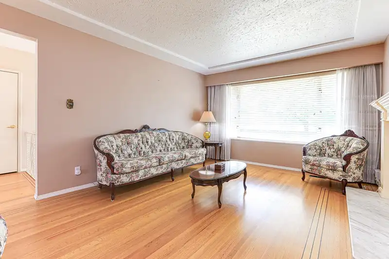 2553 E 20TH AVENUE - photo 3 of 31