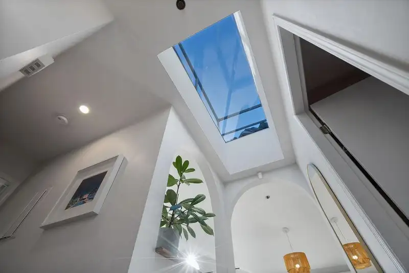 404 888 W 13TH AVENUE - photo 2 of 34