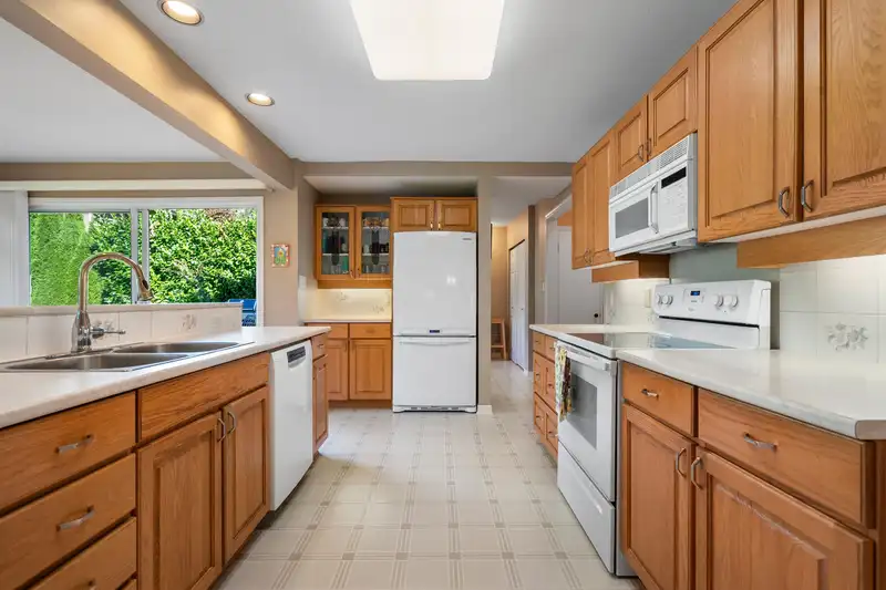 2159 KINGS AVENUE - photo 3 of 28