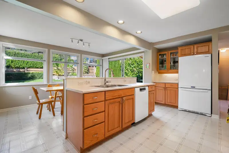 2159 KINGS AVENUE - photo 4 of 28
