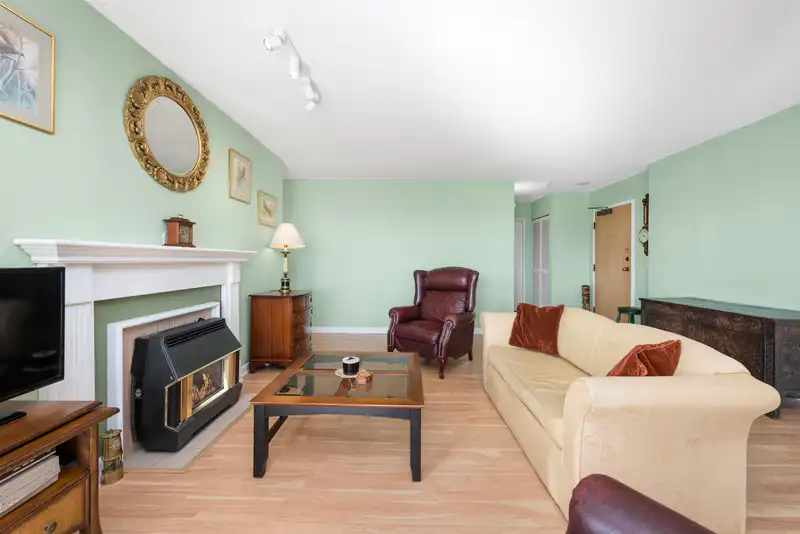 202 410 CARNARVON STREET - photo 3 of 35