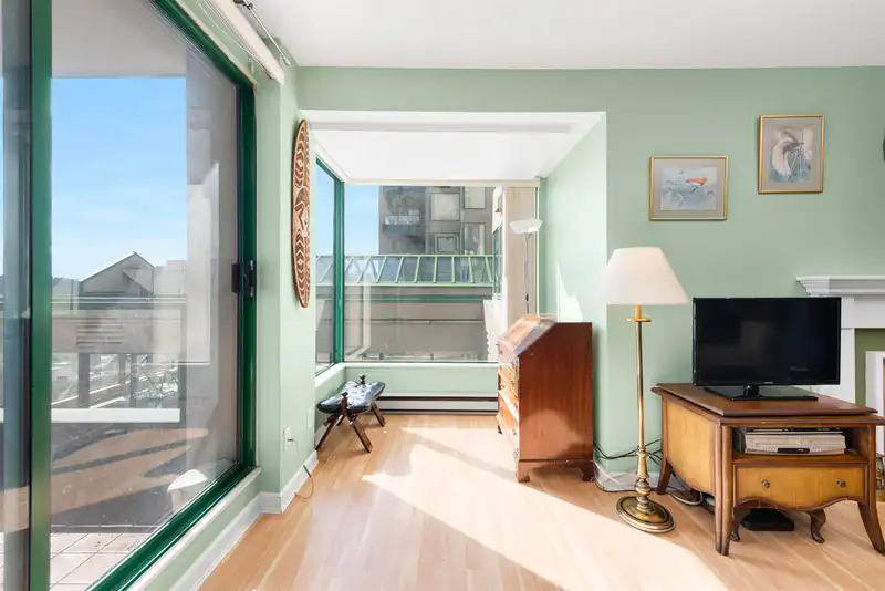 202 410 CARNARVON STREET - photo 4 of 35