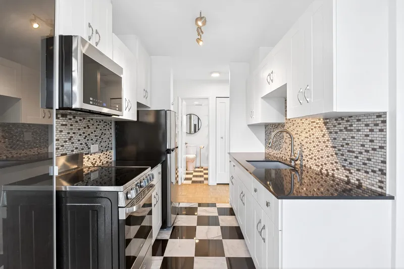 804 1330 HARWOOD STREET - photo 2 of 25